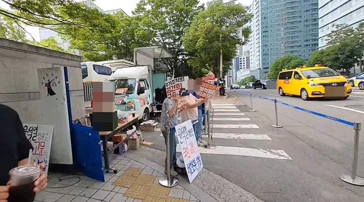 20일 윤석열 대통령 자택 앞 시위 생중계 방송 캡처. / 유튜브 채널 "가짜뉴스 고발 암행어사 TV"