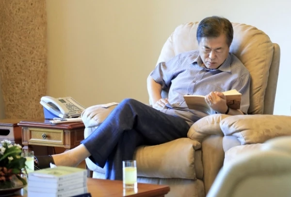 독서 애호가로 알려진 문재인 전 대통령 / 연합뉴스