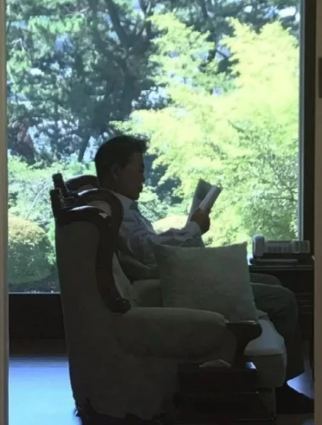 임기 중 여름휴가 때마다 독서하며 시간을 보낸 문 전 대통령 / 청와대 제공