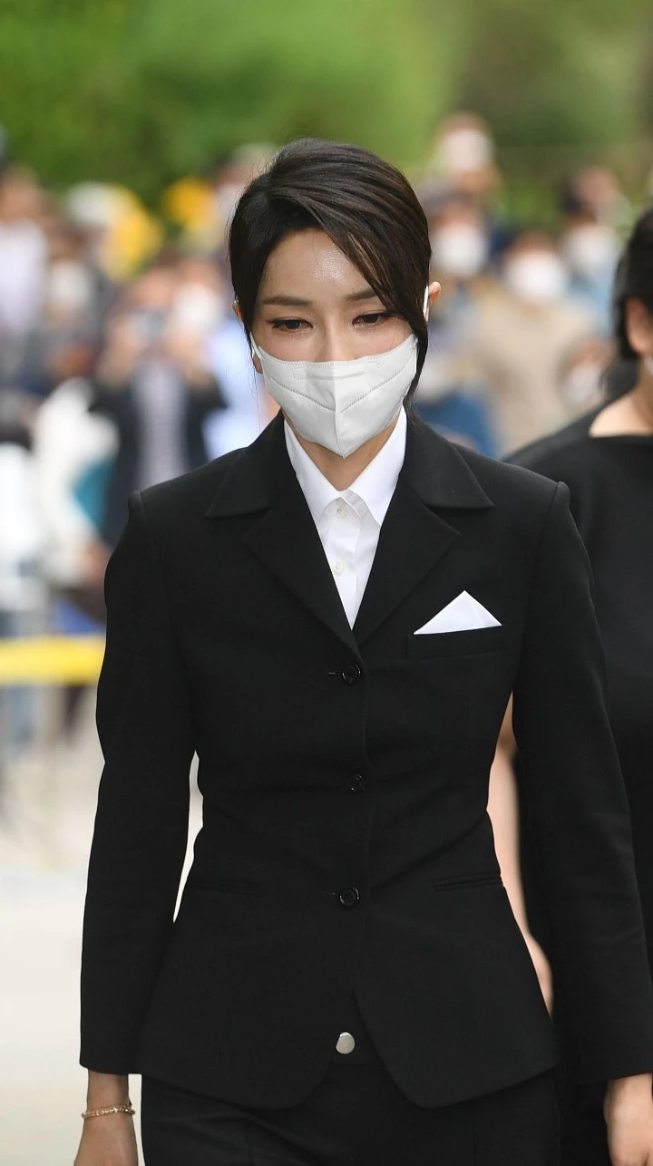 윤석열 대통령 부인 김건희 여사가 13일 경남 김해 봉하마을을 찾아 고 노무현 전 대통령 묘역을 참배한 뒤 권양숙 여사를 예방하기 위해 이동하고 있다. / 뉴스1