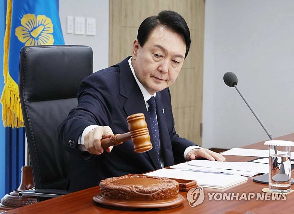 윤석열 대통령이 21일 용산 대통령실 청사에서 국무회의 개회를 선언하고 있다 / 연합뉴스