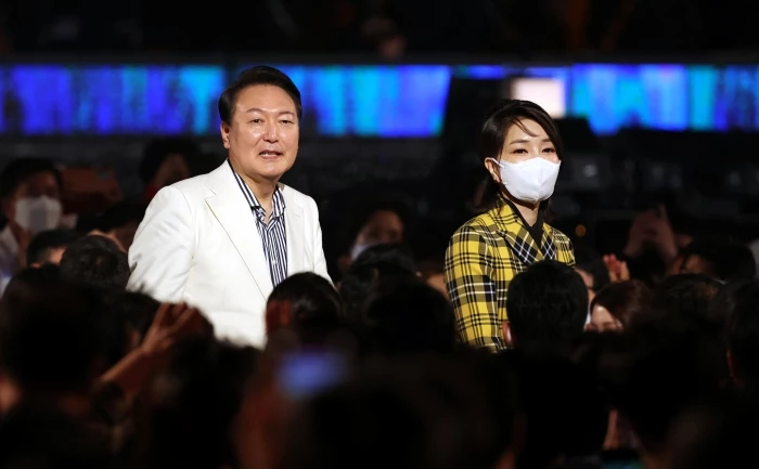 지난달 22일 서울 종로구 청와대 본관 대정원에서 열린 청와대 개방 특집 KBS 1TV "열린음악회"에 참석한 윤 대통령과 김건희 여사