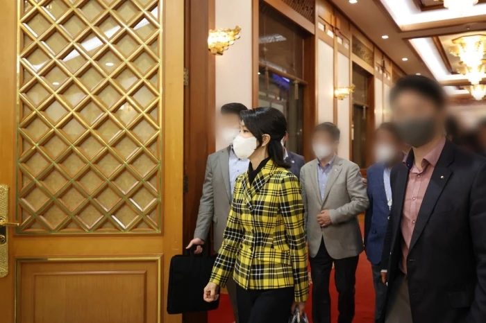 청와대 본관을 둘러본 김 여사 / 뉴스1(대통령실 제공)
