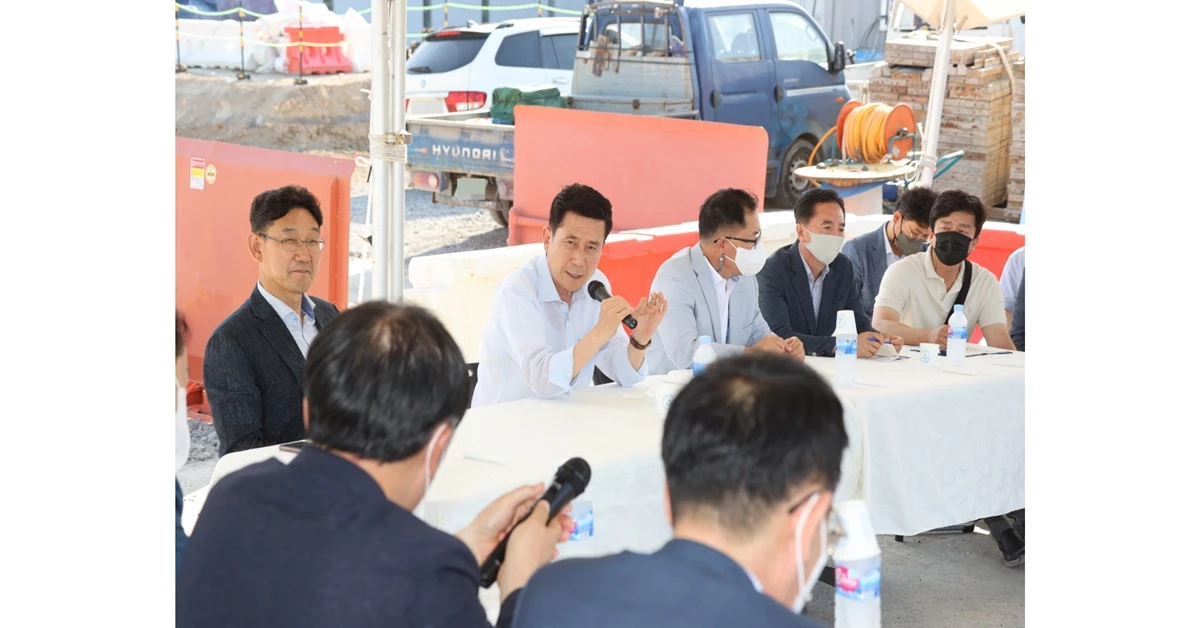 경북 포항시 이강덕 시장이 영일만4일반산업단지에서 현장간담회에서 기업들의 애로사항을 청취하고 있는 모습 / 포항시 제공