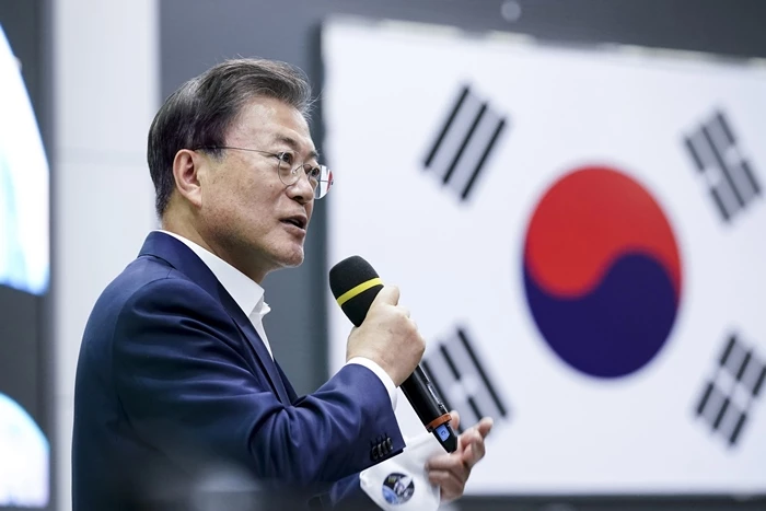 누리호 1차 발사 실패 후 연구원들 격려한 문재인 전 대통령 / 이하 뉴스1
