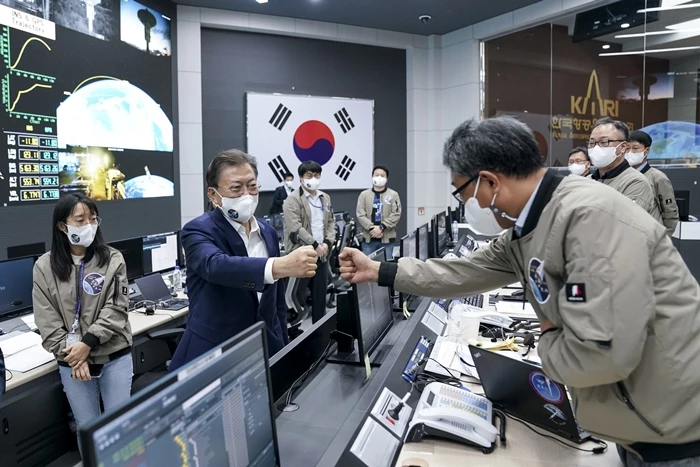 지난해 재임 당시 나로우주센터에 방문한 문재인 전 대통령