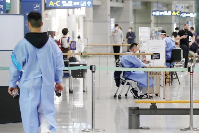 인천국제공항 제1여객터미널 입국장에서 근무 중인 방역 관계자들 / 뉴스1