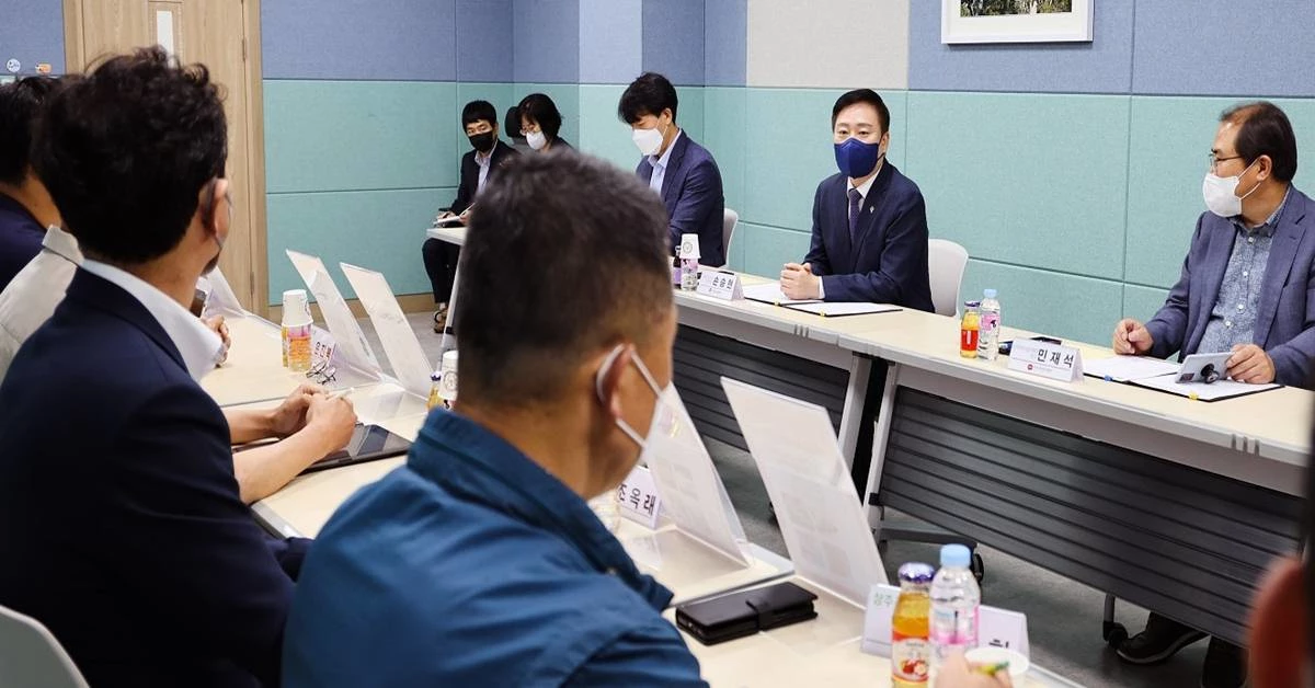 손승현 우정사업본부장(뒷 줄 오른쪽 두 번째)이 22일 우체국전자상거래지원센터를 방문해 창업청년 및 공급업체가 참석한 간담회에서 현장 의견을 청취하고 있다./ 우정사업본부