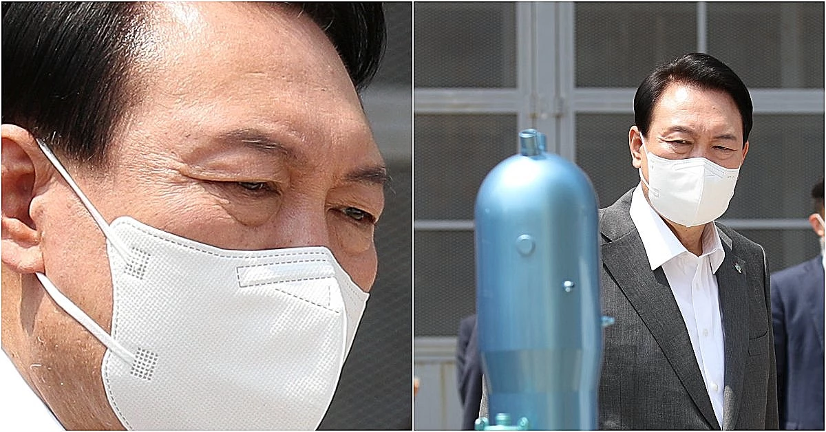 윤석열 대통령이 22일 경남 창원 성산구 두산에너빌리티 원자력 공장을 방문해 한국형 원자로 APR1400 축소 모형을 살펴보고 있다. / 뉴스1 (대통령실사진기자단 제공)