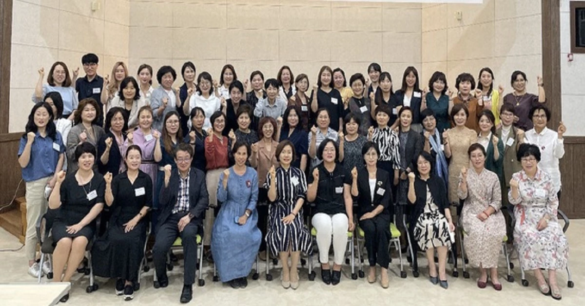 여경협충북지회(지회장 양기분,앞줄 가운데)는 충북지방중소벤처기업청에서 제40차 여성CEO 포럼을 개최했다. 행사 직후 회원들이 파이팅을 외치며 함께 기념촬영을 하고 있다. /사진제공=여경협 충북지회