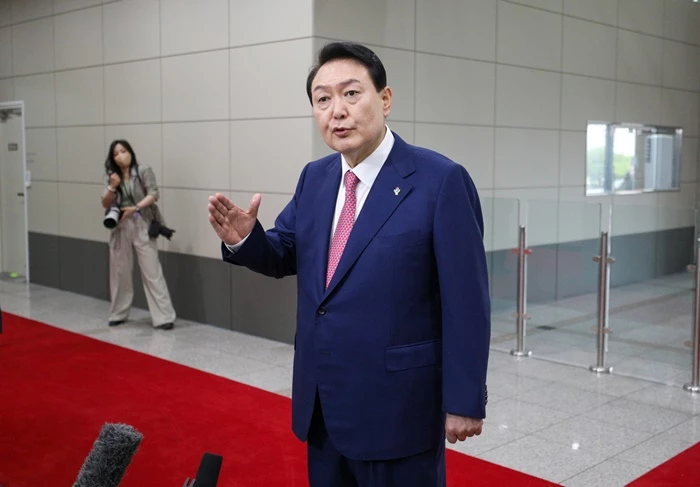 23일 오전 출근길 취재진 질의에 답변하는 윤석열 대통령