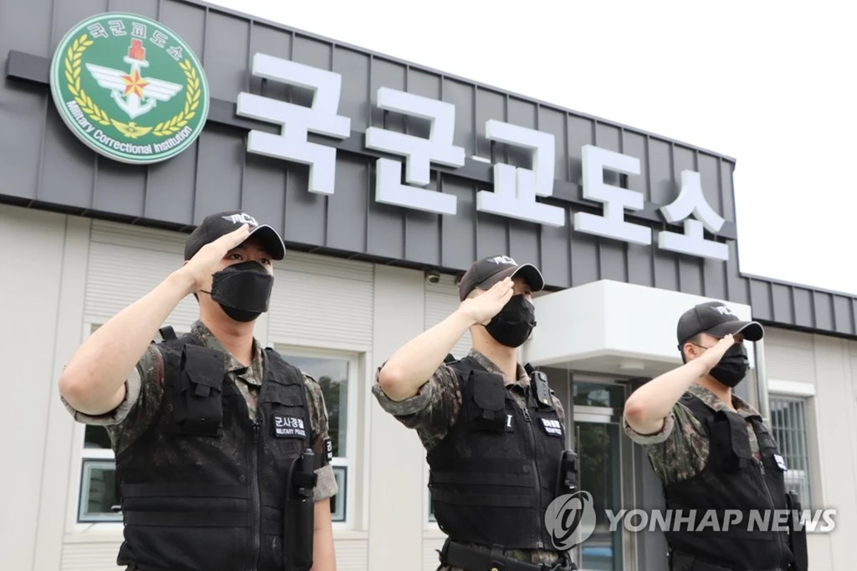 신축 '국군교도소' 앞에서 경례하는 교도병들 / 국방부 조사본부 제공-연합뉴스
