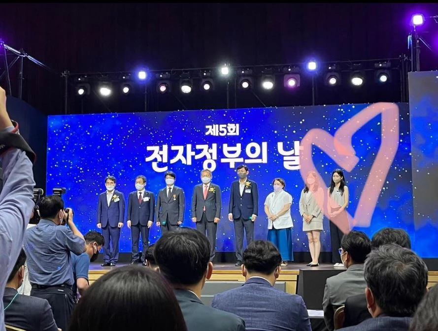 상을 받은 박다비다 씨 / 이하 진태현 인스타그램