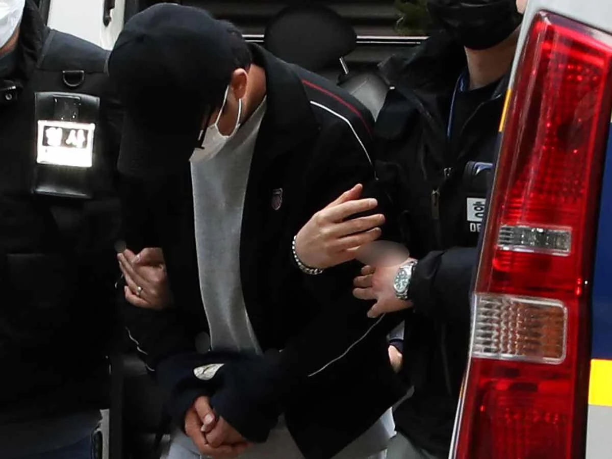 인천 서구의 한 주점에서 60대 점주를 성폭행한 30대 중국인 남성이 구속 전 피의자 심문(영장실질심사)를 받기 위해 2021년 4월 13일 인천시 미추홀구 인천지방법원에 들어서고 있다. / 뉴스1