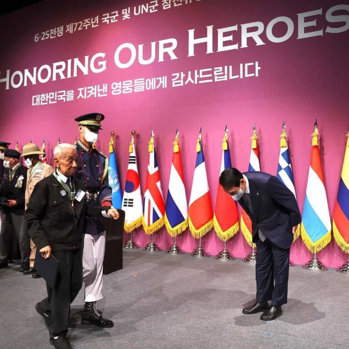 윤석열 대통령이 6·25전쟁 72주년을 하루 앞둔 지난 24일 서울 중구 신라호텔 에서 열린 국군 및 유엔군 참전유공자 위로연에서 "평화의 사도" 메달을 수여한 후 퇴장하는 참전유공자들에게 고개 숙여 인사하고 있다. / 이하 윤석열 대통령 인스타그램