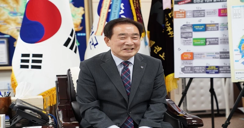 남몰래 선행을 이어오고 있는 송기섭 진천군수.