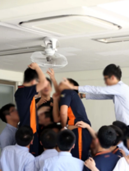 습하고 더운 날씨에 높아지는 불쾌 지수. 선풍기 바람을 쐬는 학생들 모습 (기사 이해를 돕기 위한 이미지) / 연합뉴스