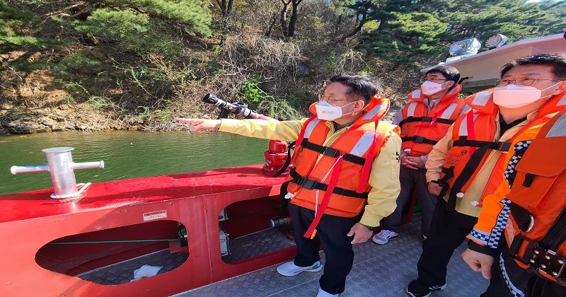 (자료) = 도선사고 현장을 점검하고 있는 이차영 괴산군수.