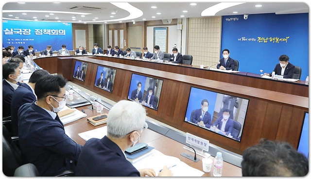 김영록 전라남도지사가 28일 오전 도청 서재필실에서 실국장 정책회의를 주재하고 있다.   / 전남도