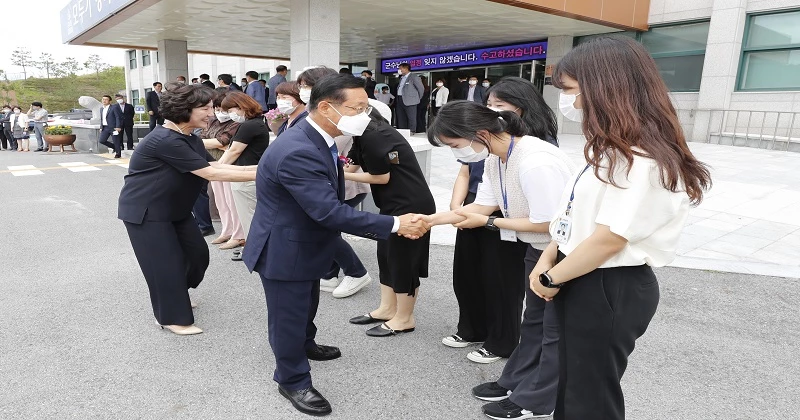 떠나는 이차영 괴산군수.