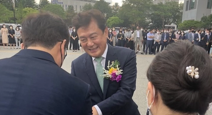김병우 충북도교육감이 퇴임식을 갖고 도교육청을 떠나기에 앞서 직원들과 악수를 나누고 있다./뉴시스