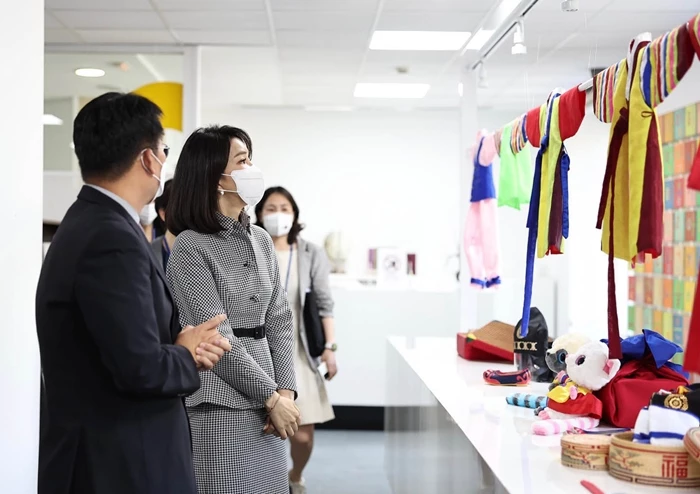 한복 작품 살펴보는 김건희 여사