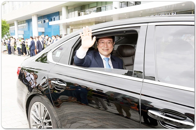 이용섭 광주광역시장이 29일 오전 시청 대회의실에서 열린 광주광역시장 퇴임식을 마친 후 직원들의 환송을 받으며 시청사를 떠나고 있다. /광주광역시 제공