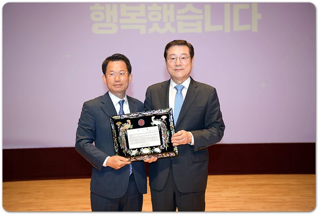 이용섭 광주광역시장이 29일 오전 시청 대회의실에서 열린 광주광역시장 퇴임식에 참석하여 공로패를 전달 받은 후 기념촬영을 하고 있다. /광주광역시 제공