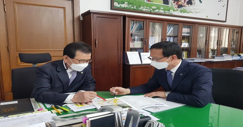 중부내륙선 지선을 놓고 조병옥 음성군수의 설명을 듣고 있는 이시종 충북도지사.