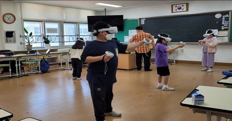 메타버스 가상현실을 체험하고 있는 학생들.