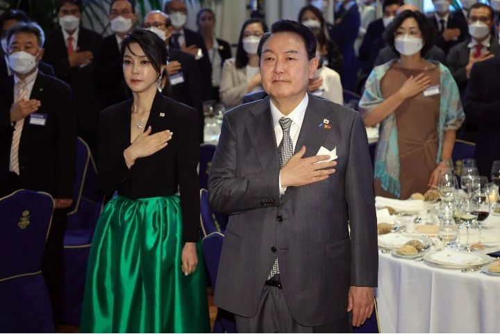 윤석열 대통령과 김건희 여사가 29일 오후(현지 시각) 스페인 마드리드 시내 호텔에서 열린 재스페인 동포 초청 만찬간담회에서 국민의례를 하고 있다.(대통령실사진기자단) / 뉴스1