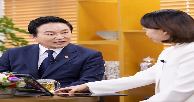 왼쪽이 원희룡 국토교통부 장관(원 장관 페이스북 캡처).