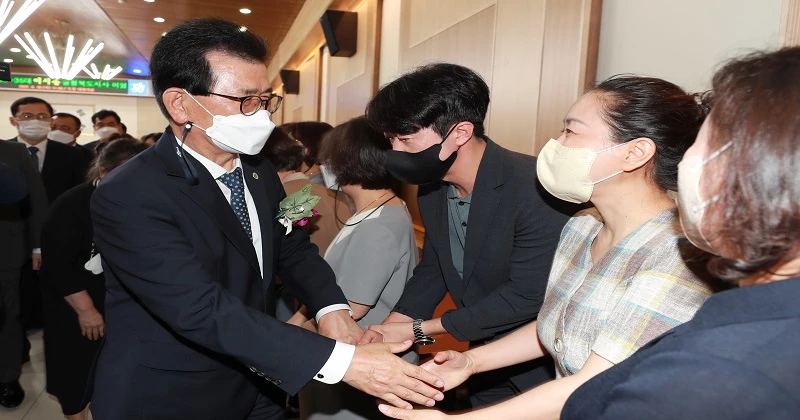 직원들과 도지사로서 마지막 인사를 나누는 이시종 충북지사.