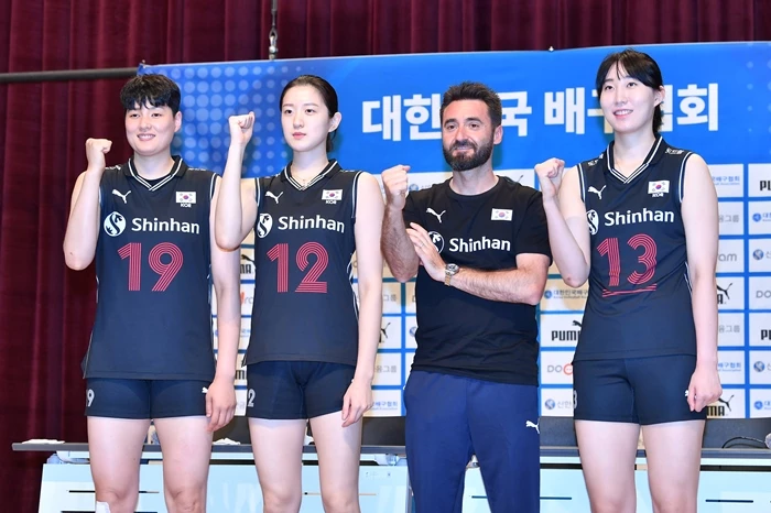 (왼쪽부터) 여자배구 국가대표팀 김희진, 이다현, 세자르 감독, 박정아 / 뉴스1