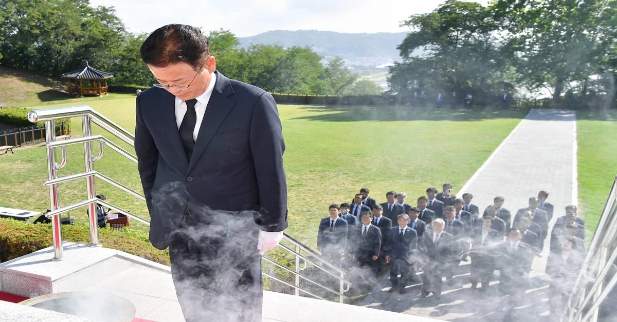 이철우 경북도지사가 1일 취임식에 앞서 충혼탑을 참배하고 있다 / 경북도