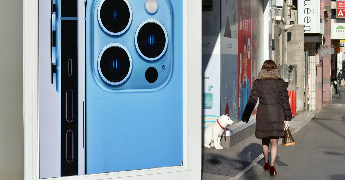 일본 도쿄 롯폰기 지역에 있는 소프트뱅크 모바일 매장에 아이폰 13 프로를 광고하는 포스터가 부착돼 있다. //Ned Snowman-shutterstock.com