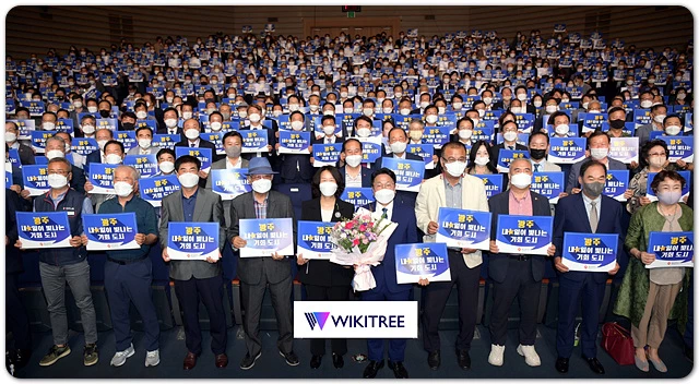 강기정 광주광역시장이 1일 오전 시청 대회의실에서 열린 광주광역시장 취임식에 참석하여 참석자들과 함께 광주 “내☆일이 빛나는 기회도시” 시정구호를 들고 기념촬영을 하고 있다. /광주광역시 제공