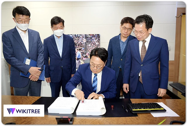 강기정 광주광역시장이 1일 오후 시청 집무실에서 사무인계인수서에 날인을 하고 있다. /광주광역시 제공