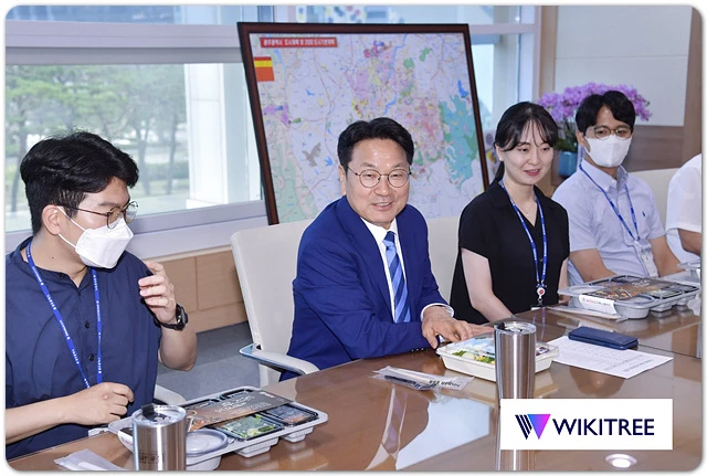 강기정 광주광역시장이 1일 오전 취임식을 마치고 시청 집무실에서 MZ세대 공직자들과 도시락 오찬을 하며 대화를 나누고 있다./광주광역시 제공