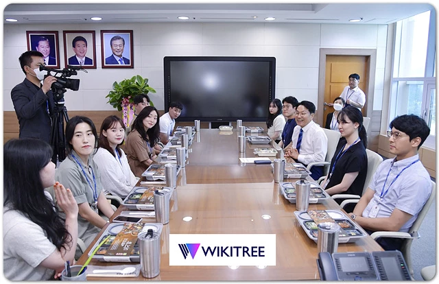 강기정 광주광역시장이 1일 오전 취임식을 마치고 시청 집무실에서 MZ세대 공직자들과 도시락 오찬을 하며 대화를 나누고 있다./광주광역시 제공