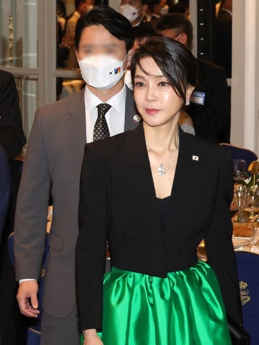 윤석열 대통령 부인 김건희 여사가 지난달 29일(현지시간) 스페인 마드리드 시내 호텔에서 열린 동포 만찬간담회에 참석하고 있다. / 이하 뉴스1