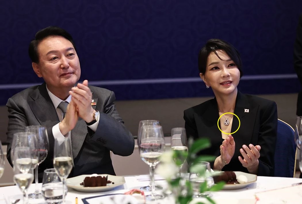 윤석열 대통령과 부인 김건희 여사가 지난달 29일 마드리드 시내 호텔에서 열린 재스페인 동포 초청 만찬간담회에서 박수치고 있다.