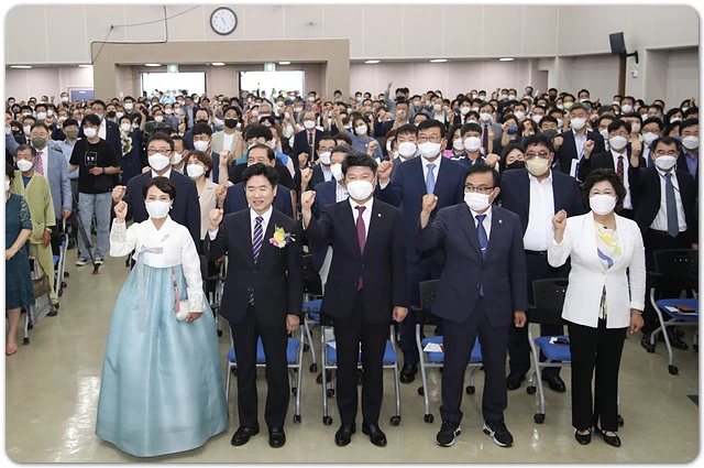 김대중 전남교육감이 취임식 후 참석자들과 화이팅을 외치고 있다.