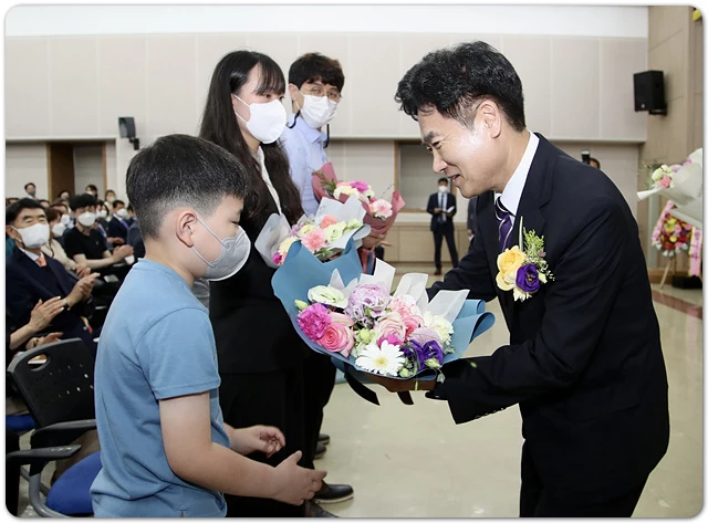 김대중 전남교육감이 이찬서(목포삼학초) 학생에게 꽃다발을 전달 받고있다.