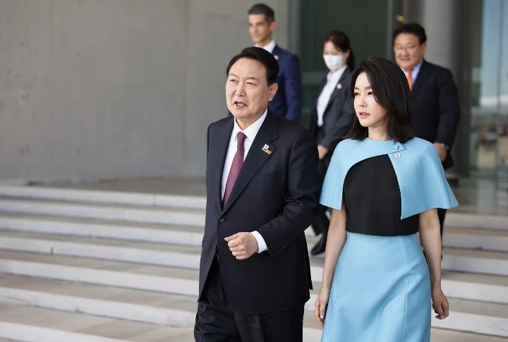 지난달 30일 오후(현지시간) 바라하스 국제공항에서 공군 1호기에 탑승하기 위해 이동하는 윤 대통령 부부의 모습. (대통령실 제공) / 뉴스1