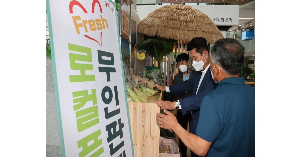 무인 로컬푸드 판매장에의 시설물을 살펴보는 이강덕 시장 / 포항시 제공