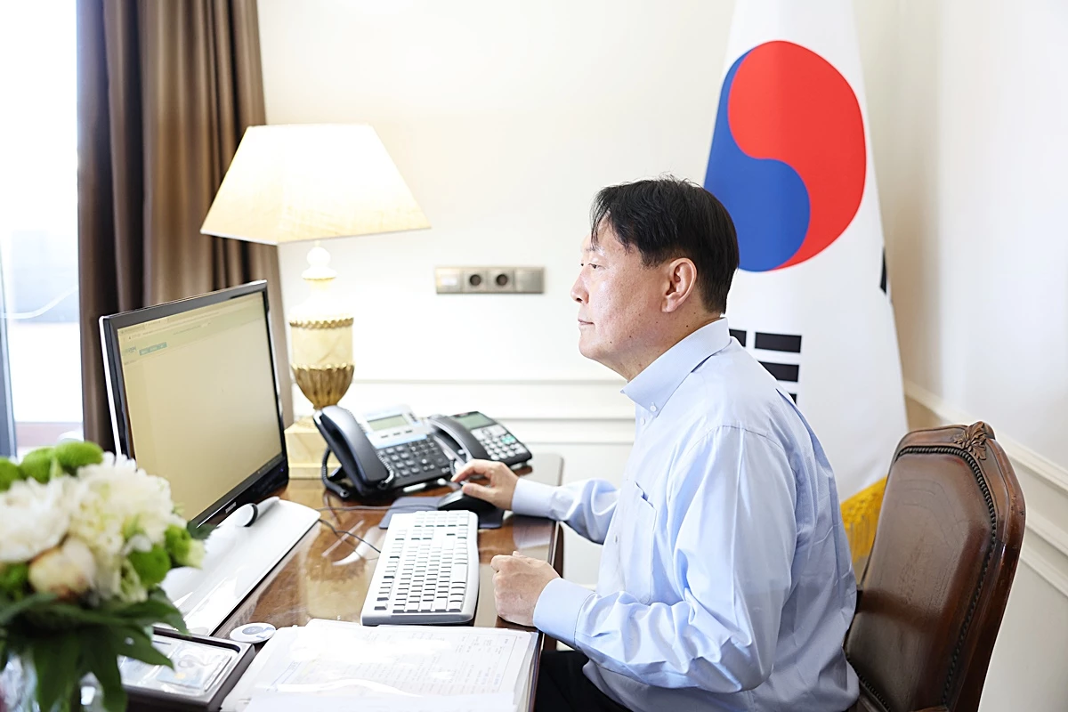 스페인 현지 숙소에서 PC 모니터를 보며 업무 중인 윤 대통령