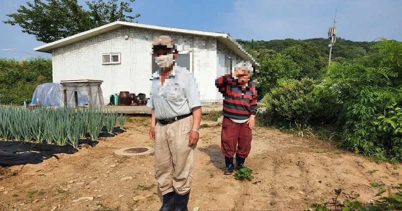 음성천연가스발전소 건립공사가 진행되자 갈 곳 잃은 노구의 남매가 매일 불안에 떨며 집 밖을 수시로 내다보고 있다.