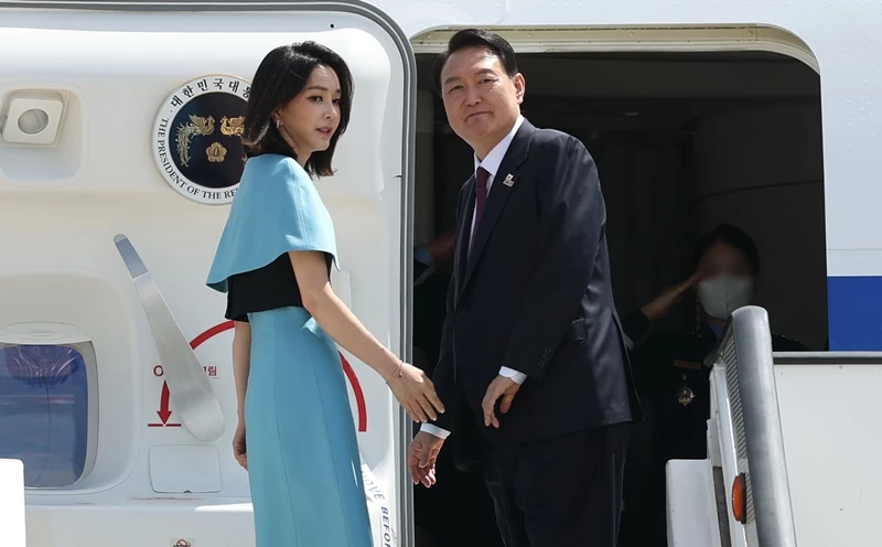 나토 순방 마치고 입국 위해 전용기에 오르는 윤석열 대통령 부부 / 뉴스1