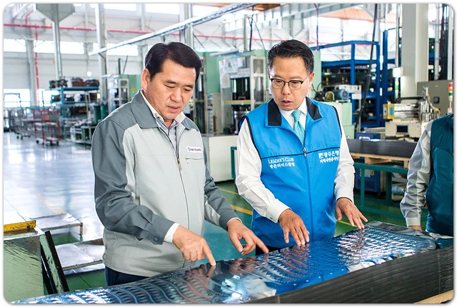 송종욱 광주은행장(오른쪽)이 (주)한영피엔에스(대표 김윤섭)를 방문해 사업 현황 및 기술력을 설명 듣고, 자금지원 방안 등을 다각도로 협의하고 있다.